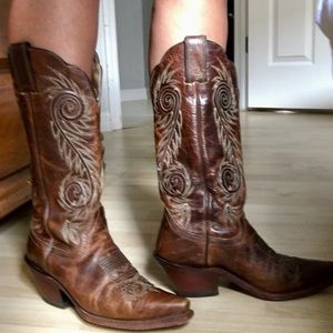 Women Leather Justin boots. Size 6. Tan/Brown